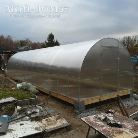 Теплица СверхПрочная Усиленная 10 метров с поликарбонатом | Мой-Дом27 | Каркас изготовлен из оцинкованной замкнутой трубы 20*20 мм.<br>
 Ширина - 3 метра. Высота - 2,1 метра. Длина 10 метров.<br>
 Выдерживаемая снеговая нагрузка - 300 кг/м2. Выдерживаемая ветровая нагрузка - до 22 м/с.<br>
 <b>Расстояние между дугами 0,65 метра. ДВОЙНАЯ ДУГА под дугой приварена еще одна дуга - толщина металла каждой дуги 1,2 мм.</b> Ширина двери 0,96 метра.<br>